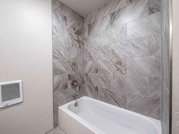 4th image of 3000-3100 Washburn St #5