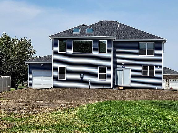 2nd image of 820 W Garfield Ave