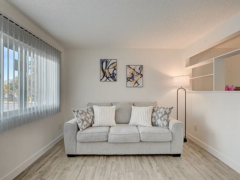 4050_Palos Verdes St_model-6