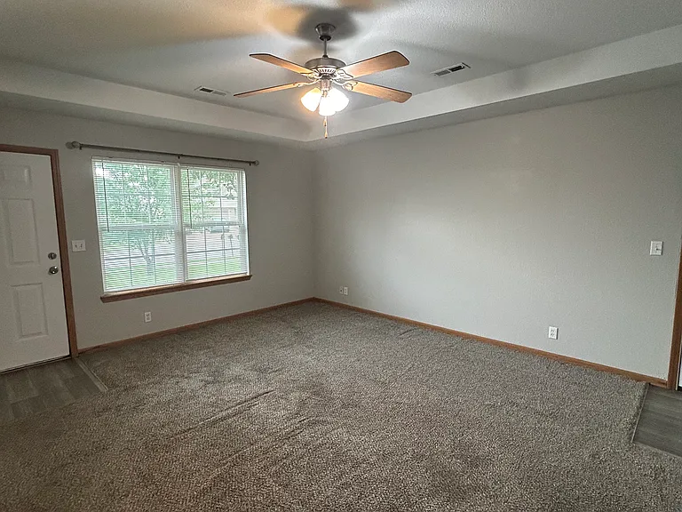 109 Golfview Dr — Photo 2