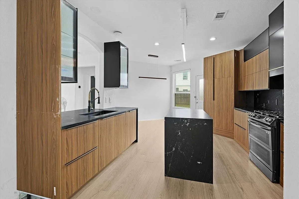 4 bed, 2.5 bath, 3073 sqft, $2,800 — Photo 3