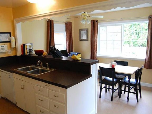 Kitchen & dining area