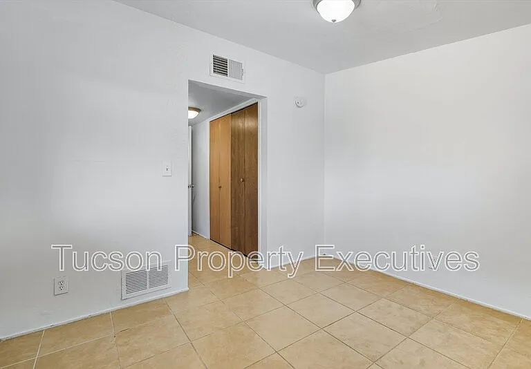 1662 N Beverly Ave — Photo 15