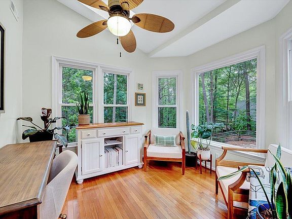 4th image of 2 Cottage Woods Ct
