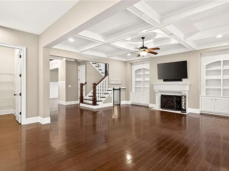 2607 Lulworth Ln — Photo 9