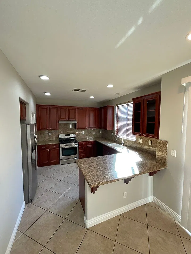 Nice home 4br, 3bth, 2cg, community park — Photo 2