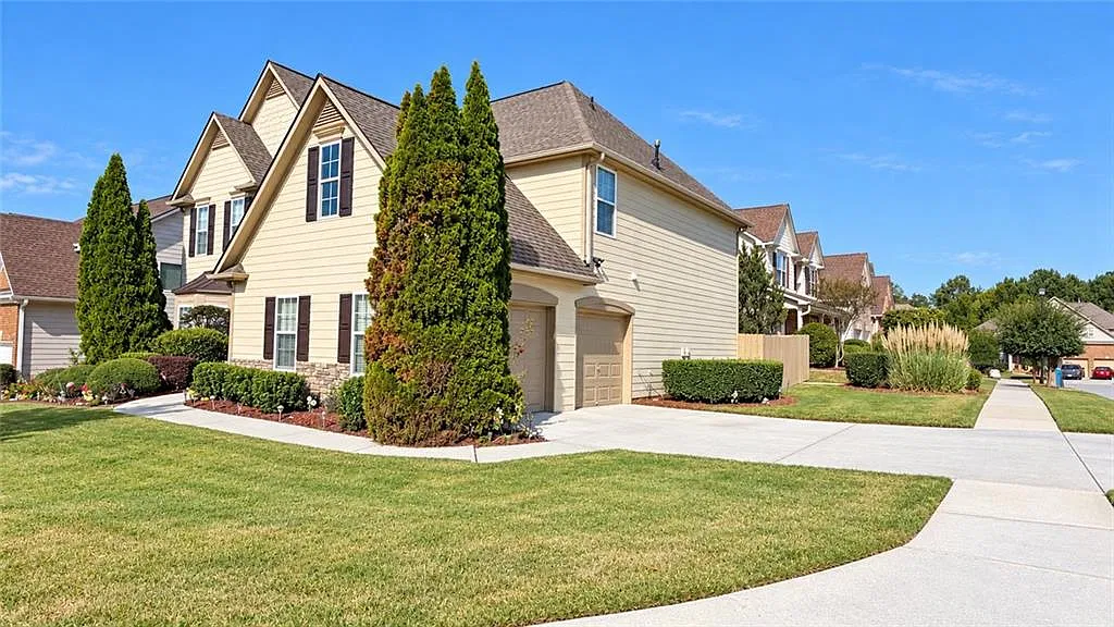 4 bed, 2.5 bath, 3132 sqft, $2,600 — Photo 2