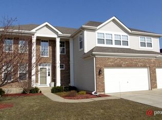 2 Featherstone Ct, Lake In The Hills, IL 60156