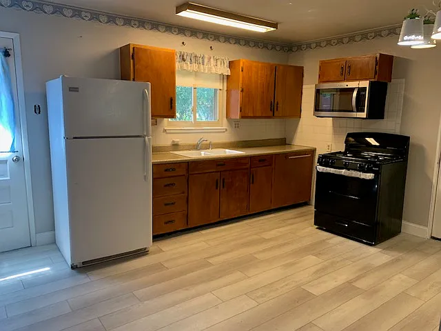 3 bed, 1.5 bath, 936 sqft, $1,800 — Photo 2
