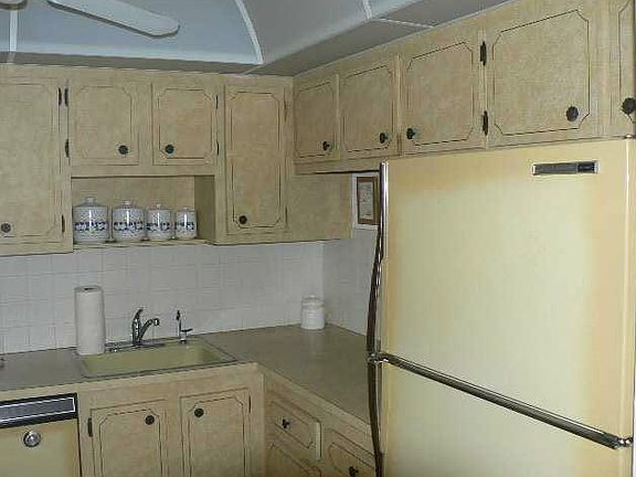3rd image of 1005 Country Club Dr APT 404