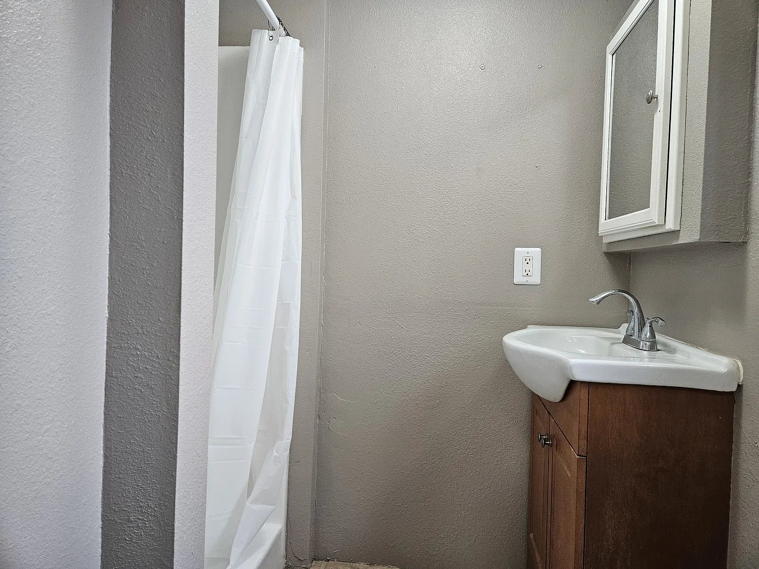 1 bed, 350 sqft, $1,050 — Photo 4