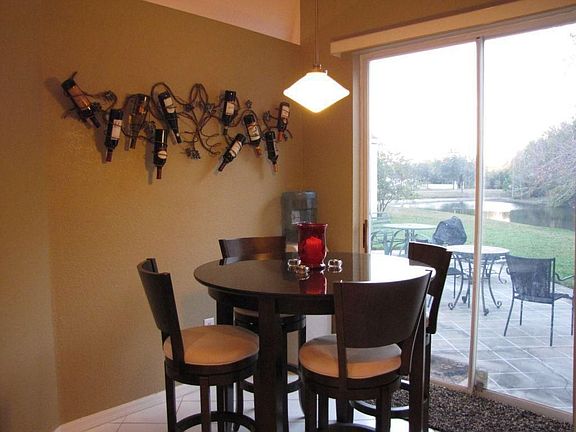 Breakfast nook w pond