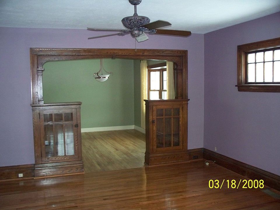 Built ins and beautiful hardwood floors