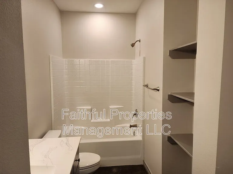 405 N Logan Ln #B — Photo 8