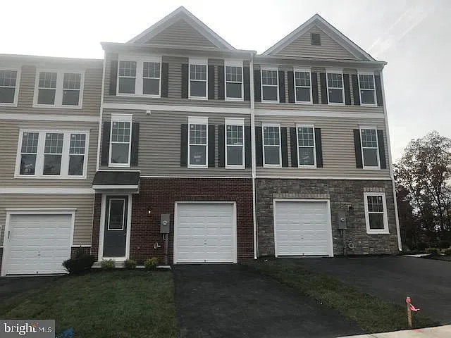 4 bed, 3.5 bath, 2239 sqft, $2,150 — Photo 2