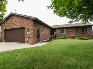 585 Maple Ridge St, Peosta, IA 52068