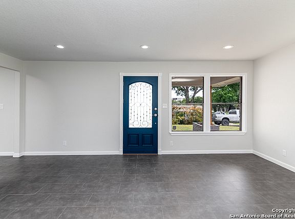 4th image of 915 Northcrest Dr