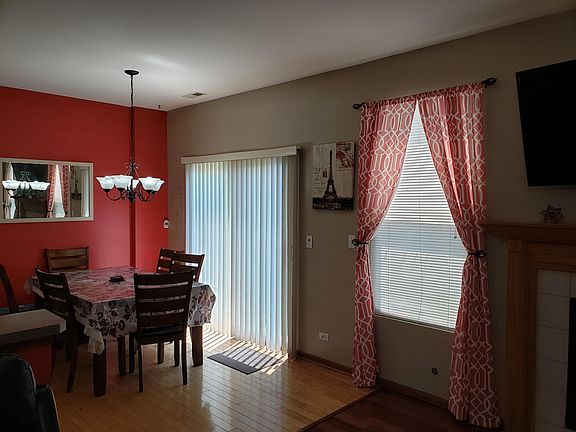 4th image of 3927 Blackstone Dr