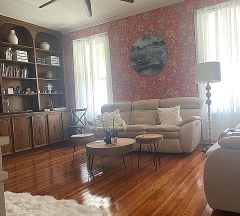 3rd image of 160 SE Saint Johns St