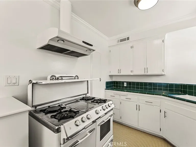 1745 N Mariposa Ave — Photo 1