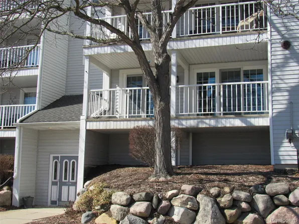 3565 Port Cove Dr APT 63, Waterford, MI 48328