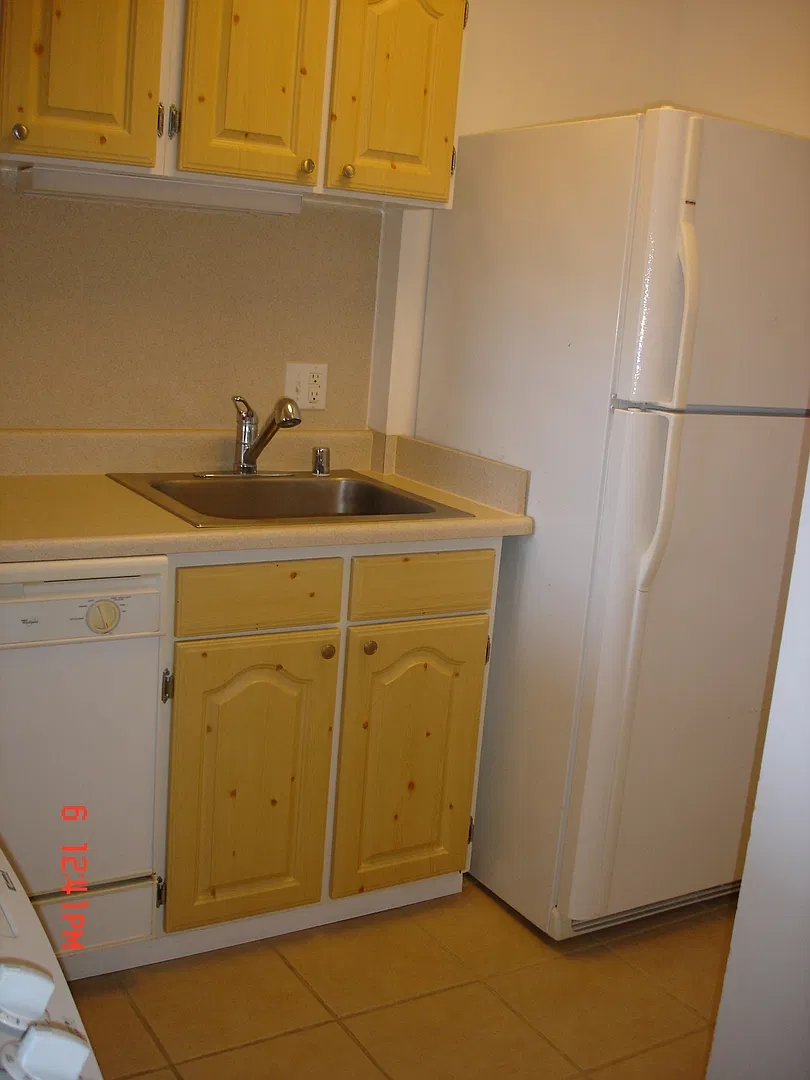 Partly Furnished 1 Bedroom 1 bath with 1 parking and utilities included 6 month lease only — Photo 4