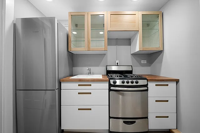 604 W Addison St #B3 — Photo 8