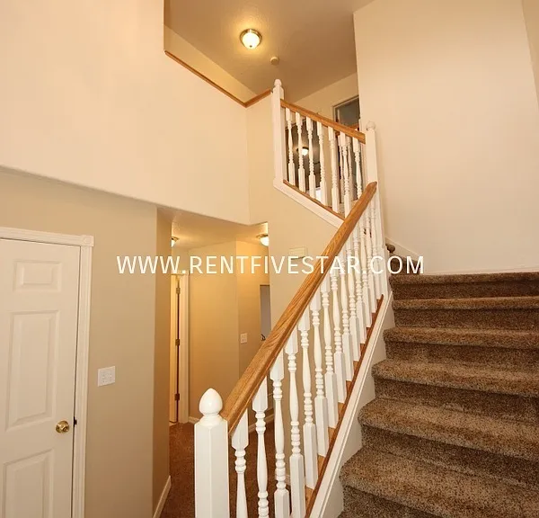 1286 E Poplar St — Photo 2