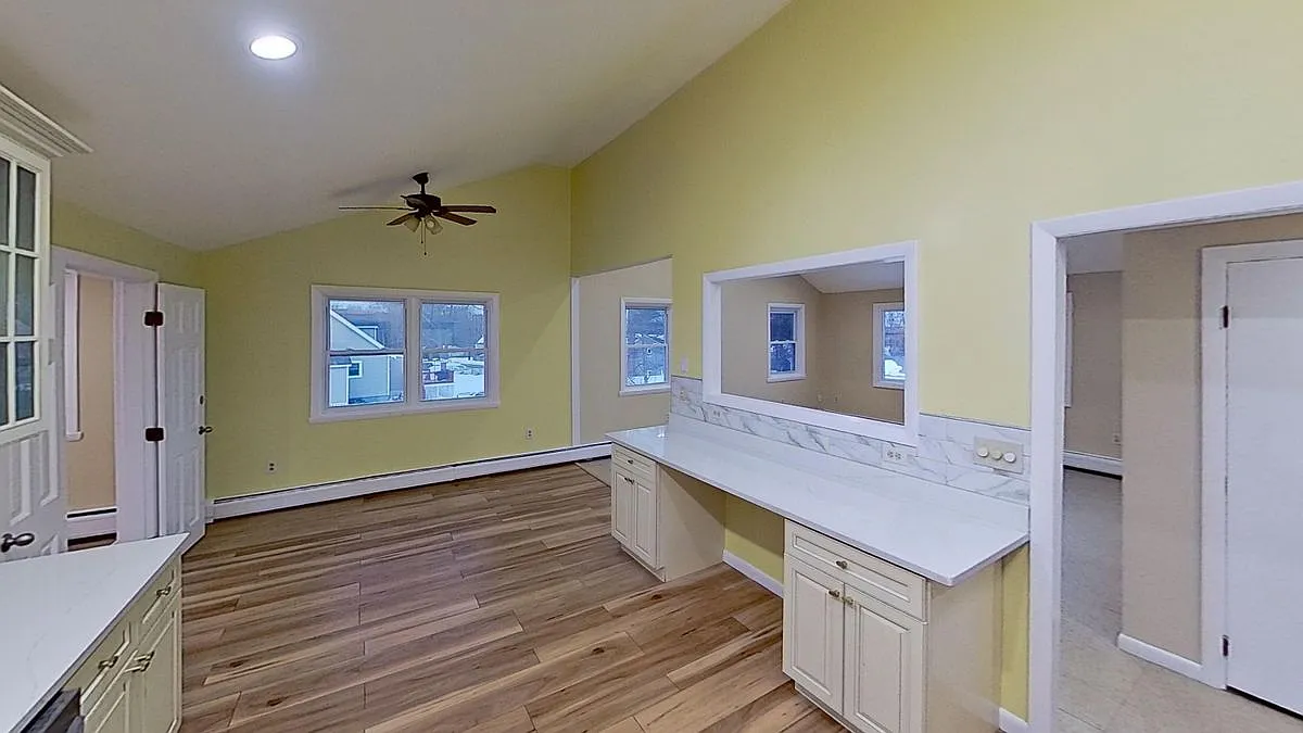 3 bed, 1.0 bath, 1200 sqft, $3,250 — Photo 3