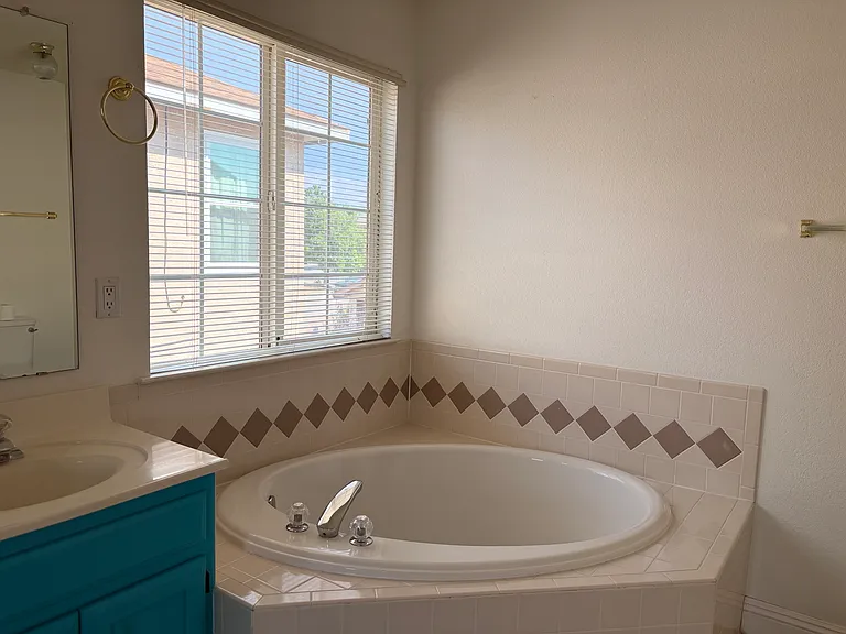 7320 Tricia Rd NE — Photo 6