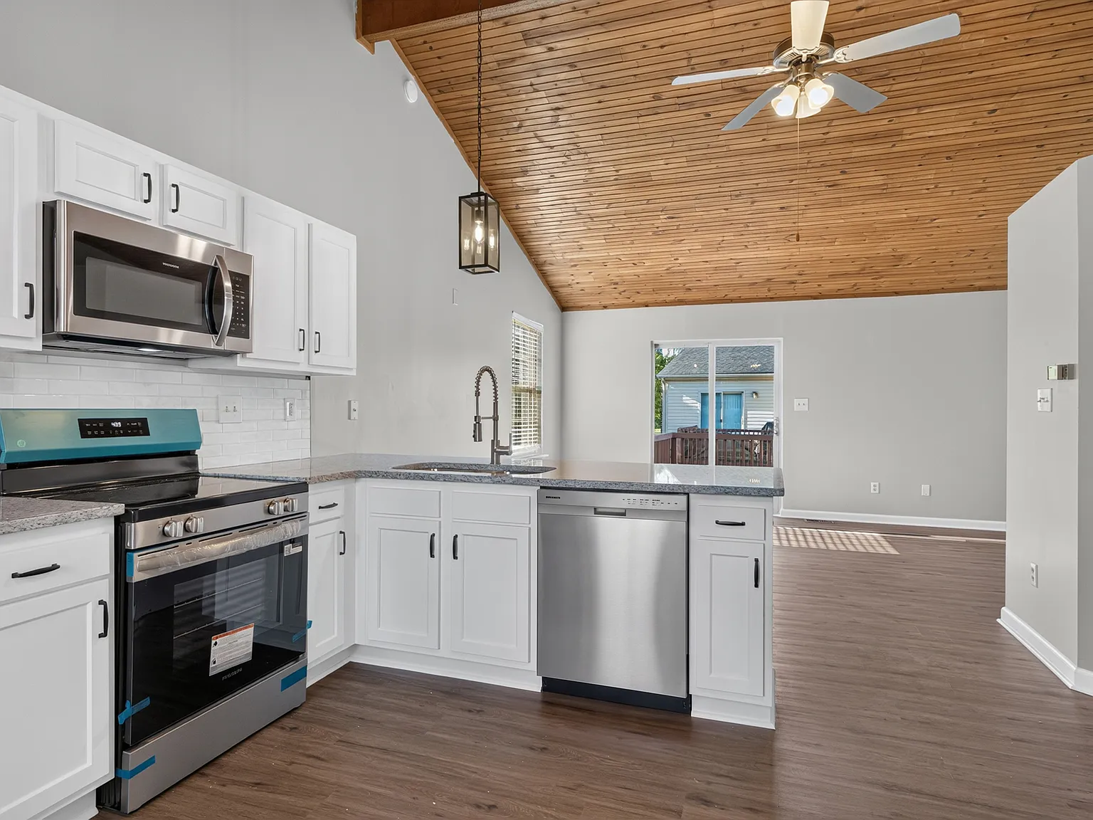 2 bed, 1.5 bath, 1045 sqft, $1,800 — Photo 4