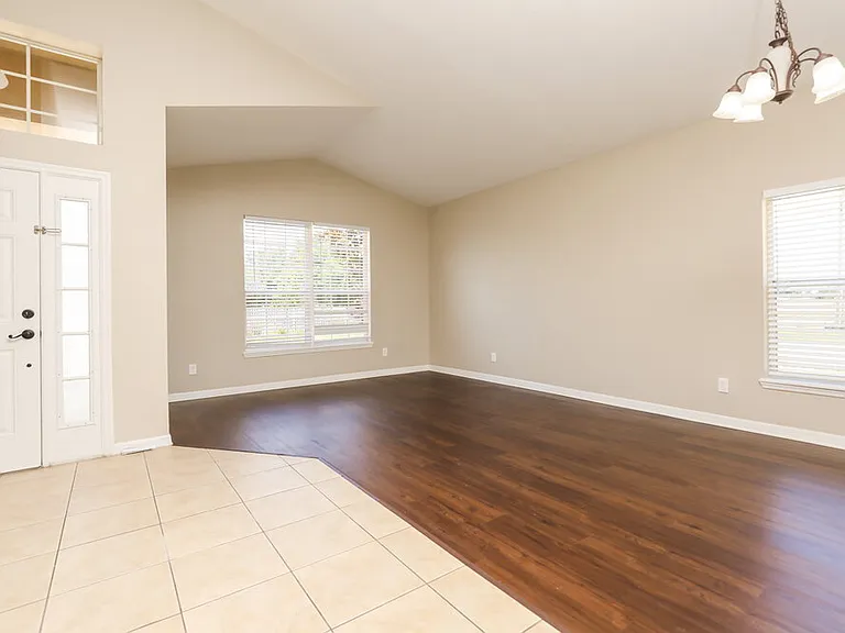 2101 Woodsedge Dr — Photo 4