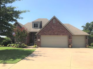 101 NE Lake Forest Ln, Bentonville, AR 72712