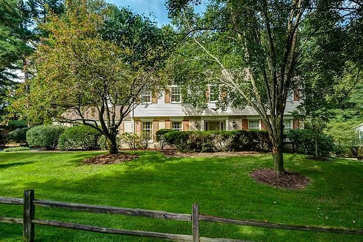 126 Crofton Dr photo 1