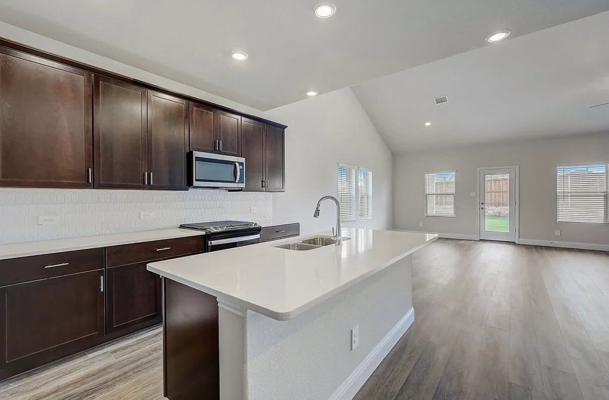 5 bed, 3060 sqft, $3,100 — Photo 2