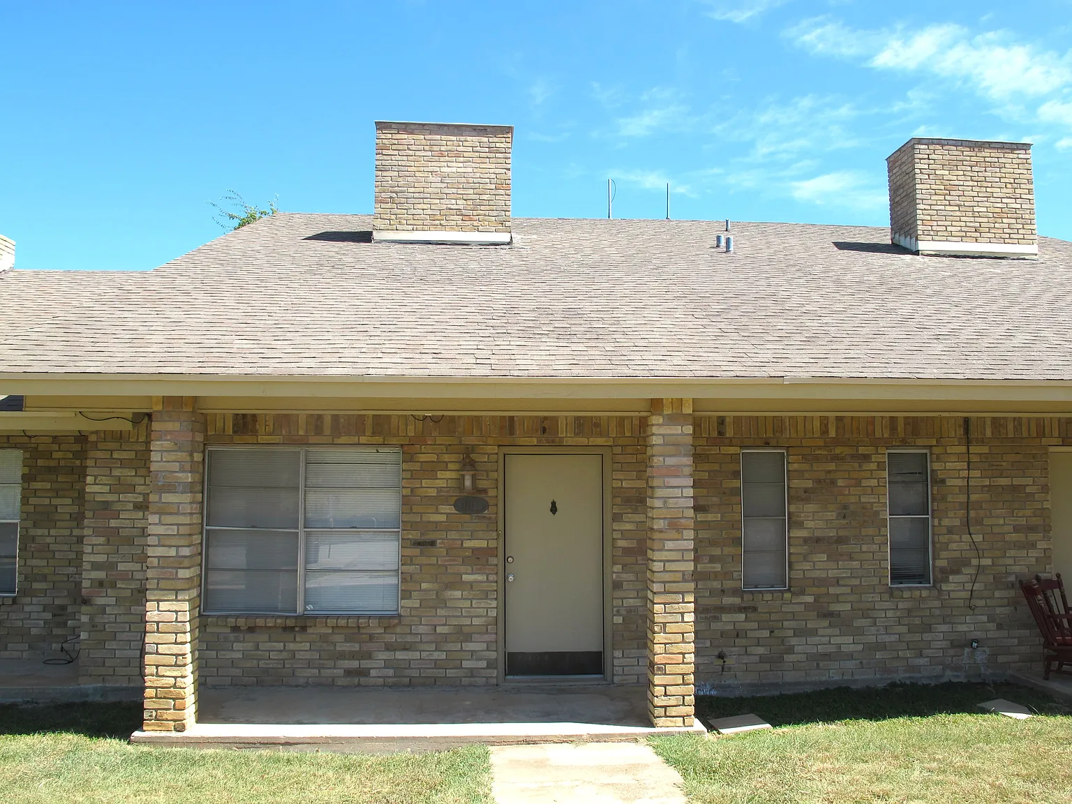 2 bed, 1.5 bath, 900 sqft, $900 — Photo 1