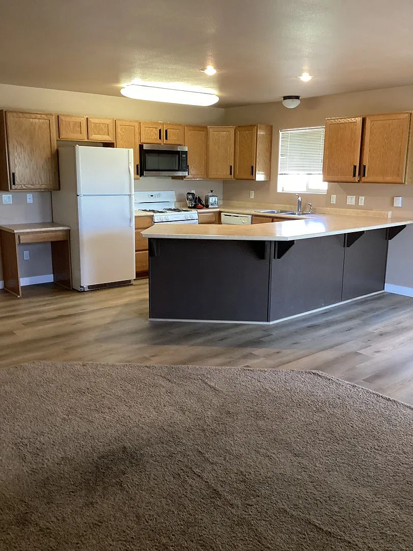 Beautiful 3-Bedroom Townhome in Cedar City $1,650/Month! — Photo 4
