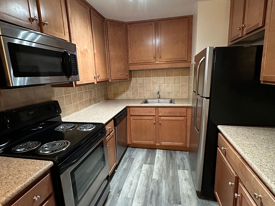 1st image of 124 Lexington St #34