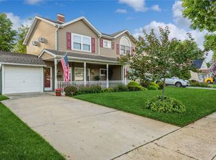 32 Return Ln, Levittown, NY 11756