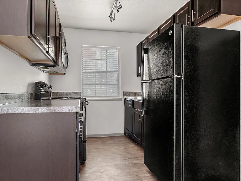 C242360_Calloway_1B1B_Kitchen_01-2