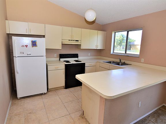 5th image of 2733 SE South Blackwell Dr