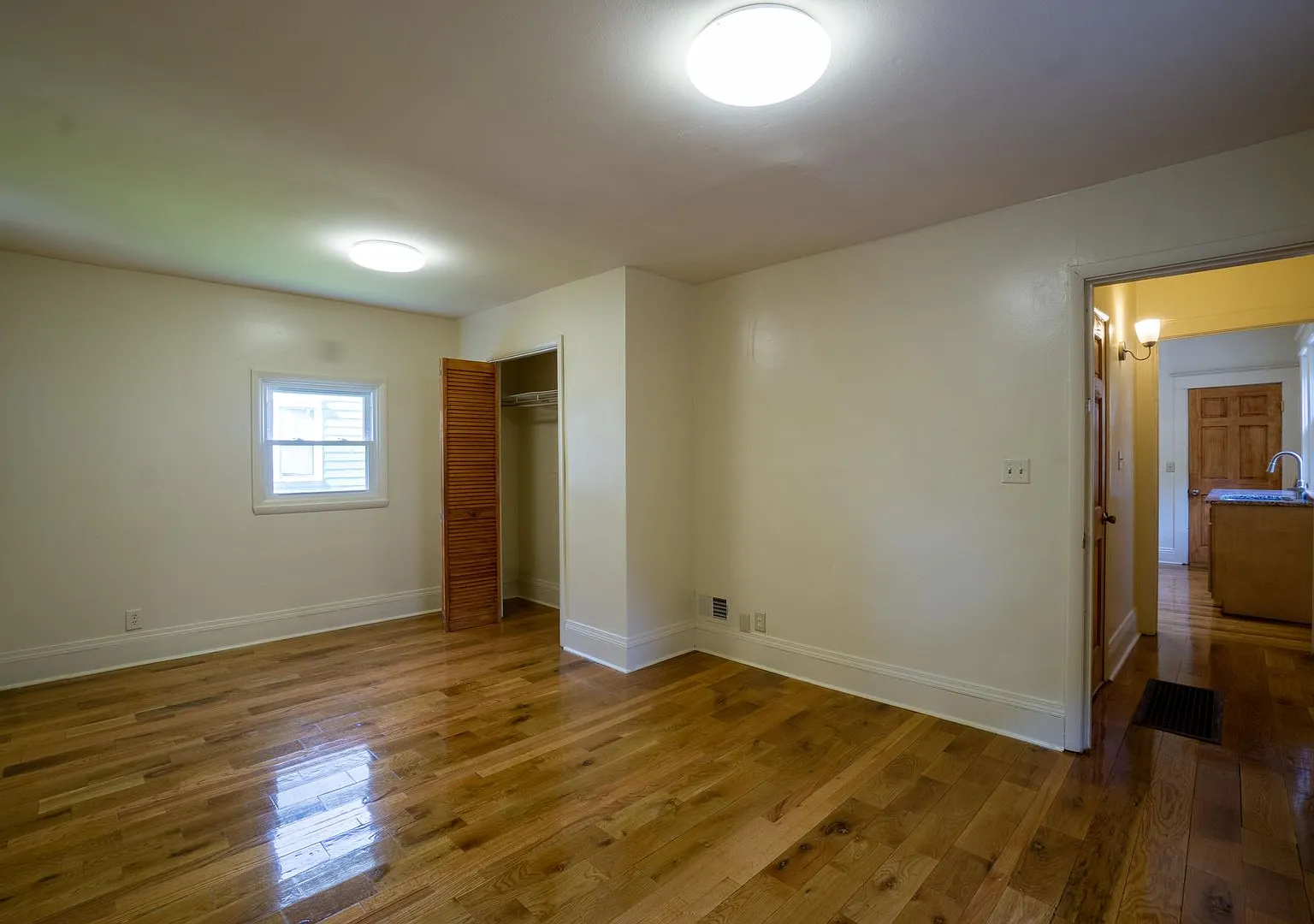 718 Livingston Ave - Available 6/1/27 - Beautiful One Family Home — Photo 3