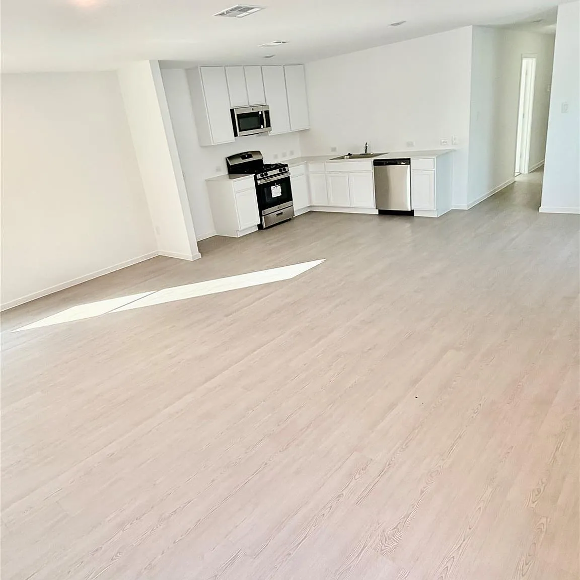 4 bed, 2.0 bath, 1386 sqft, $1,600 — Photo 3
