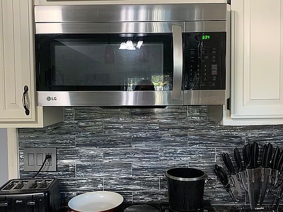 3rd image of 115 Willow St