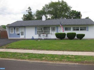 7 Gate Ln, Levittown, PA 19055