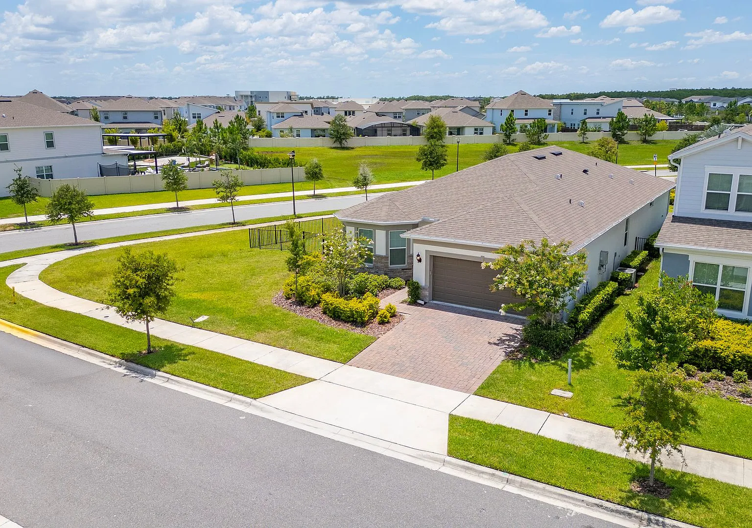 Ready To Move In Isle Of Lake Nona One Story-4 Bedrooms-3 Full Bathrooms. — Photo 2