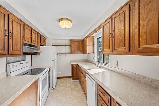 5th image of 28 Charlotte Dr