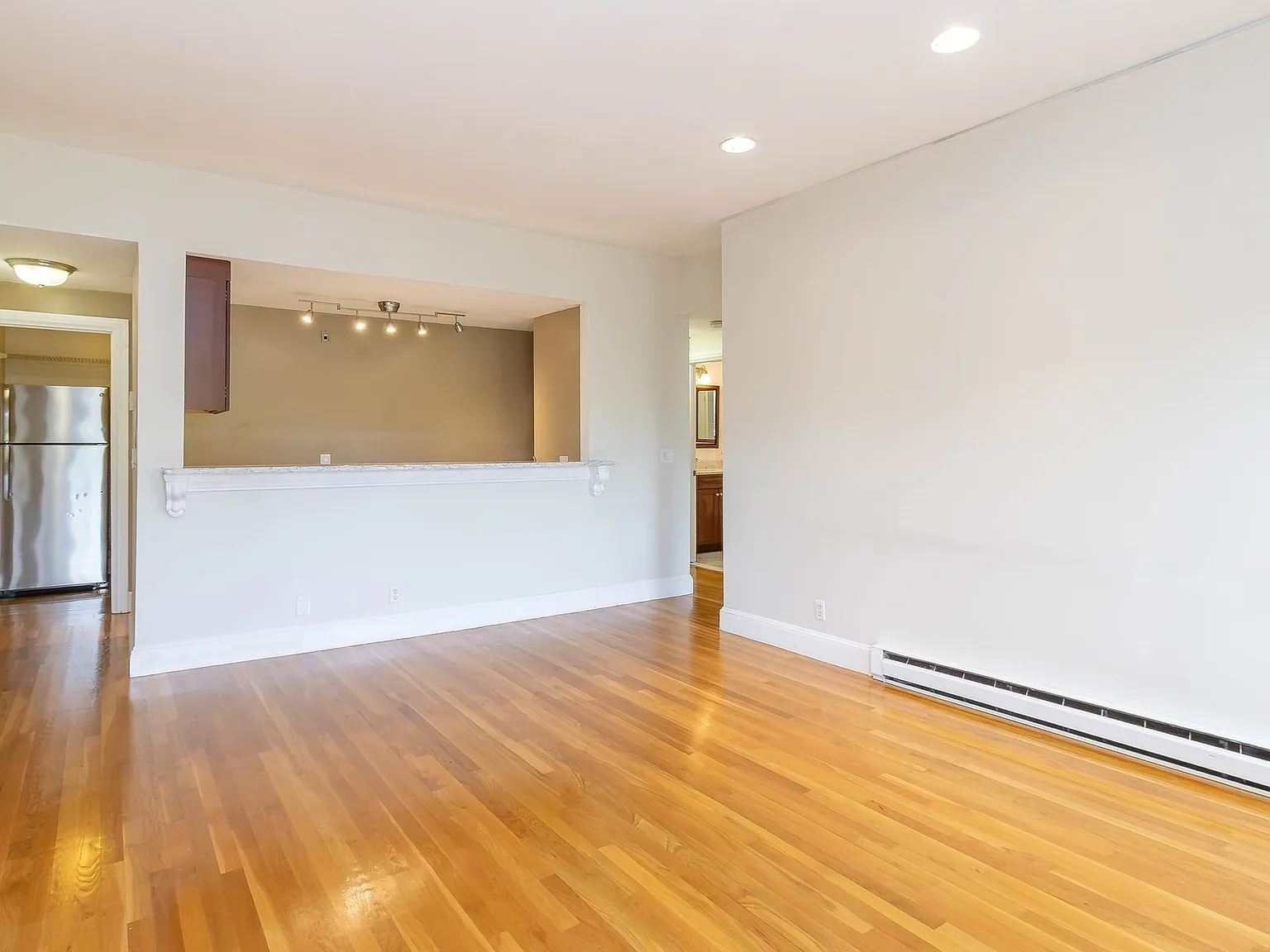 2 bed, 1.0 bath, 775 sqft, $3,700 — Photo 4