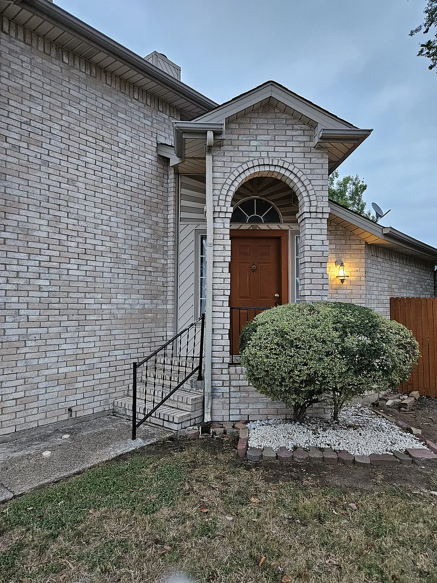 Front View to your new rent home - 5118 Wyndham Ct