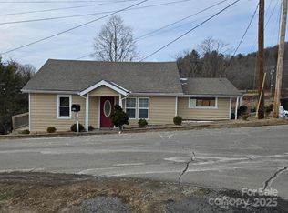 105 Hickory Ln, Burnsville, NC 28714